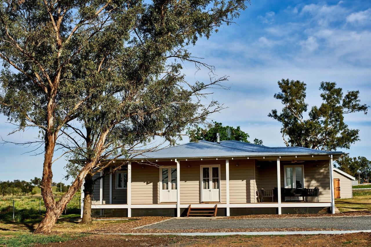 Goonoo Goonoo Station Hotel Tamworth Exterior photo The former station master's house at the station