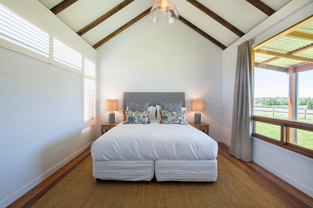 Goonoo Goonoo Station Hotel Tamworth Exterior photo A bedroom at the Lodge at the Hunter Valley