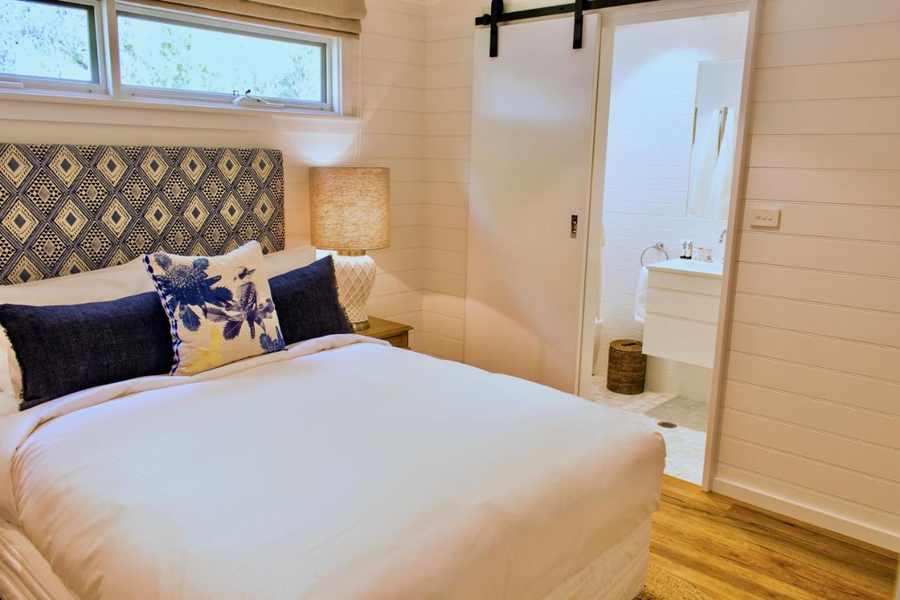 Goonoo Goonoo Station Hotel Tamworth Exterior photo A bedroom with a sliding barn door