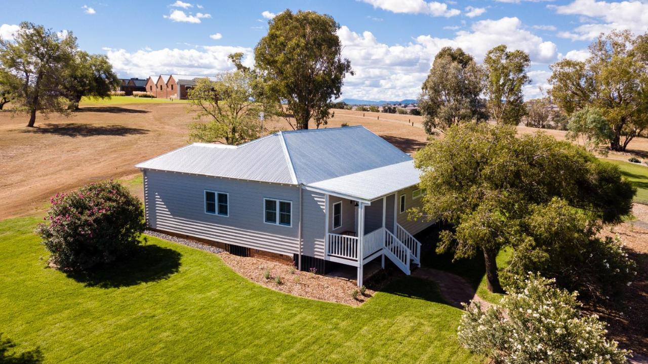 Goonoo Goonoo Station Hotel Tamworth Exterior photo The former school at the Old Scotch College, now a private residence